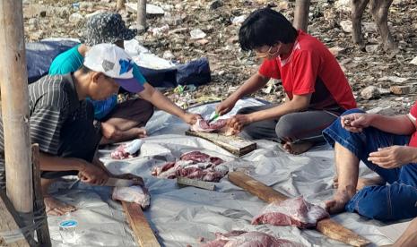 Yayasan Forum Komunikasi Aktivis Akhlakul Karimah Indonesia (FKAAI) menyelenggarakan kegiatan penyembelihan dan penyaluran hewan qurban. 