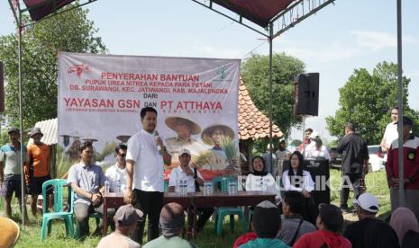 Yayasan Gerakan Solidaritas Nasional (GSN) bersama PT. Atthaya Kemi Mandiri menyalurkan bantuan berupa pupuk urea nitrea dan alat semprot (handsprayer) kepada para petani di Desa Surawangi, Kecamatan Jatiwangi, Kabupaten Majalengka, akhir pekan kemarin.