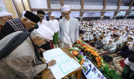 Yayasan Ihya Turats Nusantara dari Indonesia dan Yayasan Restu dari Malaysia melakukan penandatanganan nota kesepahaman (MoU) untuk Pembangunan Pesantren Nasyrut Turots di Pondok Pesantren Mambaus Sholihin, Gresik, Jawa Timur, Rabu (14/12/2022). 