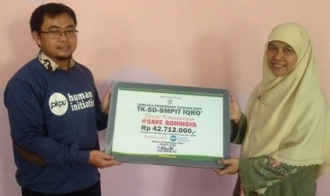 Yayasan IQRO Bekasi menyerahkan donasi untuk pengungsi Rohingya melalui PKPU Human Initiative.