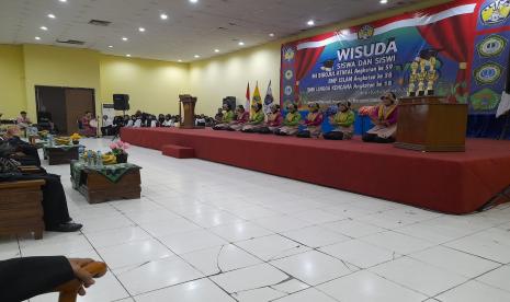 Yayasan Kesejahteraan Sosial (YKS) Parung Bingung, Depok,  menggelar wisuda serentak  jenjang MI, SMP dan SMK  di Gedung DTC Depok, Kamis (16/6).