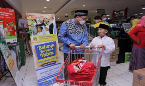 Yayasan MAI rutin mengadakan kegiatan sosial termasuk program Belanja Yatim yang di tahun ini memasuki tahun keenam. Bantuan sosial yang diberikan merupakan sarana pendekatan kepada masyarakat sekaligus bentuk wujud nyata berbakti untuk kaum yatim dan dhuafa.