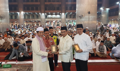 Yayasan Muslim Sinar Mas mewakafkan 1.000 mushaf Alquran kepada Masjid Istiqlal.