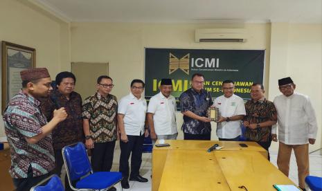 Yayasan Muslim Sinarmas (YMSM) menyerahkan simbolis 2.000 mushaf Alquran kepada Ikatan Cendekiawan Muslim Indonesia (ICMI) yang nantinya mushaf Alquran tersebut akan disalurkan ke sejumlah masjid dan mushola di berbagai wilayah