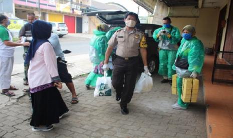 Yayasan PABU (Pundi Amal Bakti Ummat) bersama Bimaspol dari Polsek Jatiasih menemui dan menyalurkan bantuan uang tunai, paket sembako dan paket kesehatan yang berisi masker, sabun dan hand sanitizer bagi mereka yang membutuhkan