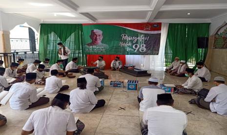 Yayasan Pusat Inkubasi Pemuda dan Santri Indonesia (YPIBPSI) menggelar peringatan hari lahir (Harlah) ke-98 Tahun Mantan Ketua Umum PBNU terlama selama 28 tahun .DR. KH. Idham Chalid, Kamis (27 Agustus 2020) di komplek Yayasan Darul Quran, Cisarua, Bogor. 