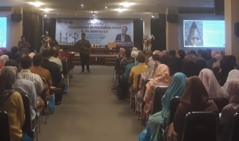 Yayasan Rahmatan Lil-Alamin yang menaungi PG-TK-SD-SMP Islam Ibnu Sina menggelar seminar parenting dengan tema 