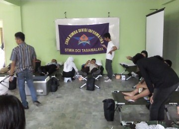 Yayasan SETARA dan UTDC PMI Tasikmalaya bersama UKM ZARADIKA Zona Rimba STMIK DCI Tasikmalaya melaksanakan kegiatan donor darah di kampus di Jalan Martadinata, Kota Tasikmalaya. 