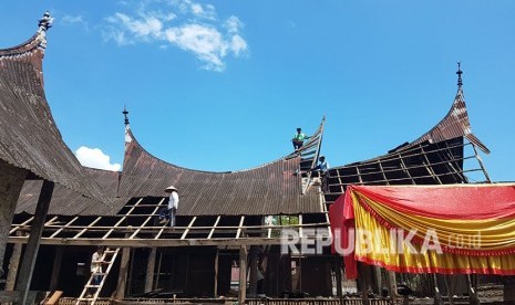 Yayasan Tirto Utomo ikut memulai proses revitalisasi rumah gadang milik kaum dt Lelo Panjang, Ahad (22/4). Pemerintah membuka ruang bagi swasta dan BUMN untuk ikut terlibat dalam proses revitalisasi kawasan Saribu Rumah Gadang. 