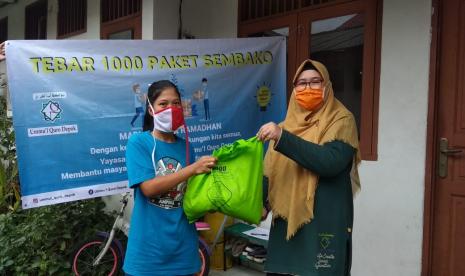 Yayasan Ummul Quro Depok mendistribusikan 1.500 paket sembako kepada warga terdampak Covid-19.