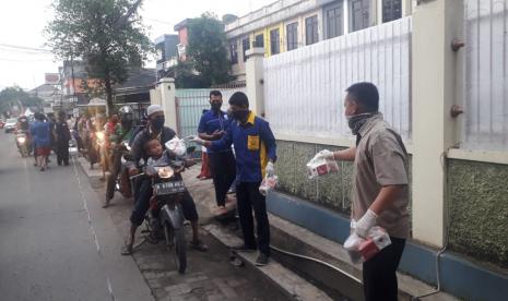 Yayasan Unit Pengumpul Zakat (UPZ) PABU jam 17.00 mengadakan kegiatan pemberian takjil gratis bagi masyarakat yang melintas di depan Kantor sekretariat pusatnya.