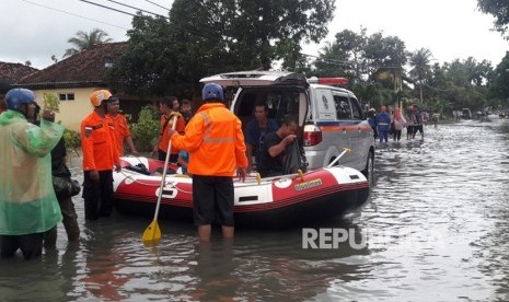  YBM BRI memberikan bantuan buat korban bencana alam.