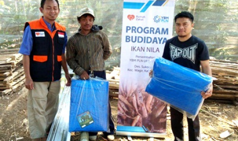 YBM PLN bersama Rumah Zakat memberi bantuan warga untuk budidaya ikan nila.