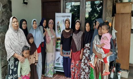 YBM PLN bersama Yayasan Sahabatku memberikan bantuan untuk para ibu pekerja informal.(YBM PLN)