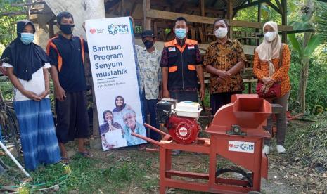 YBM PLN Madiun dan Rumah Zakat memberdayakan warga melalui bantuan sarana usaha.