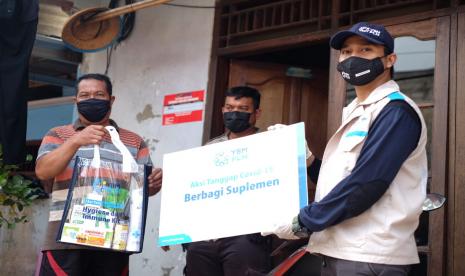 YBM PLN memberikan bantuan immune kit untuk warga.