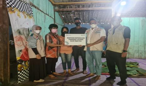 YBM PLN memberikan bantuan kepada keluarga korban gantung diri di Sragen.