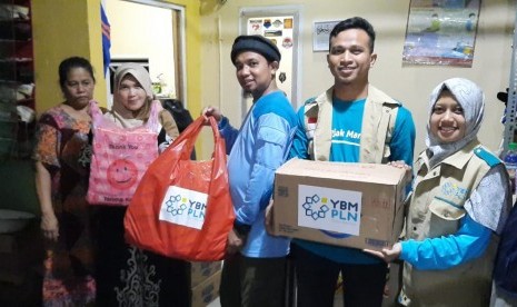 YBM PLN mendistribusikan bantuan untuk korban banjir.