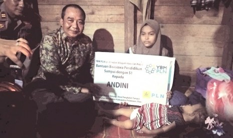 YBM PLN menyerahkan bantuan beasiswa pendidikan untuk Andini.