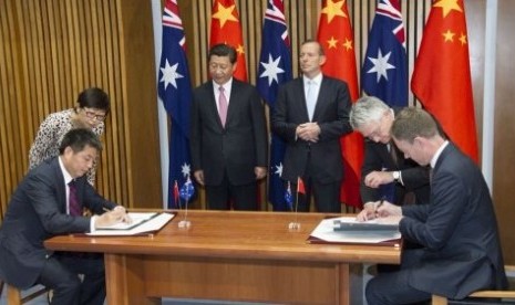  Ye Cheng (kiri) dan Michael Hughes (kanan) menandatangani kesepakatan Westside di tahun 2014 disaksikan Presiden Xi Jinping dan perdana menteri Australia waktu itu, Tony Abbott. 