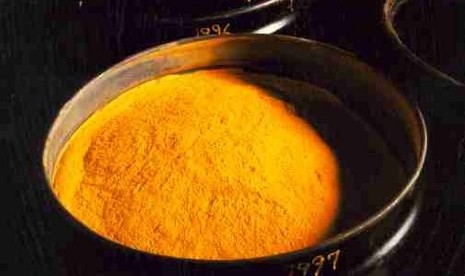 Yellow cake, material mentah uranium sebelum diperkaya (secara isotop) untuk dijadikan bahan bakar nuklir.