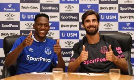 Yerry Mina (kiri) dan Andre Gomes.