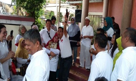 Yetty Darliaty (berkerudung merah hati) menangis dalam pelukan salah seorang muridnya, disaksikan para alumni SMAN I Depok angkatan 84, termasuk istri Kapolri Tejaningsih Badrodin Haiti (paling kiri).