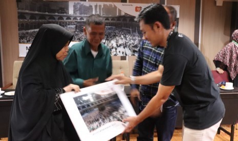 YLKI bersama Rumah Zakat memberangkatkan umroh jamaah korban penipuan biro travel.