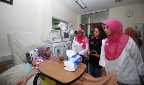 YMGPI mewakafkan alat kesehatan pendeteksi kanker payudara, mammogram kepada Dompet Dhuafa.