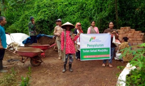 YMN (Yayasan Masjid Nusantara) bersama RZ (Rumah Zakat) menyalurkan bantuan renovasi toilet untuk Masjid Nurul Iman di Dusun Cipunderan, Desa Sukajaya, Kec. Sumedang Selatan, Kabupaten Sumedang, Kamis (2/2)