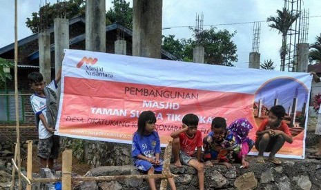 YMN (Yayasan Masjid Nusantara) membangun masjid pertama di Desa Tikatukang, Kep. Adonara, Nusa Tenggara Timur