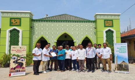 YMSML kembali melaksanakan program Bedah Rumah Ibadah yang bertujuan untuk memperbaiki sejumlah rumah ibadah di sekitar wilayah BSD City. Serah terima hasil renovasi rumah ibadah ini secara simbolis dilakukan oleh Bunyamin (Pengurus Yayasan Muslim Sinar Mas Land) kepada Dewan Kemakmuran Masjid (DKM) di Desa Cicalengka dan Desa Lengkong Kulon, Kecamatan Pagedangan, Kabupaten Tangerang, Selasa (17/10/2023).