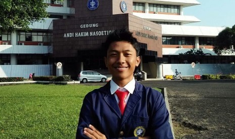 Yoga Rivaldi, mahasiswa IPB penerima beasiswa Adaro, suskes menorehkan berbagai prestasi.