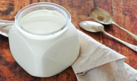 Yoghurt disebut bisa melawan badai sitokin yang diinduksi Covid-19.