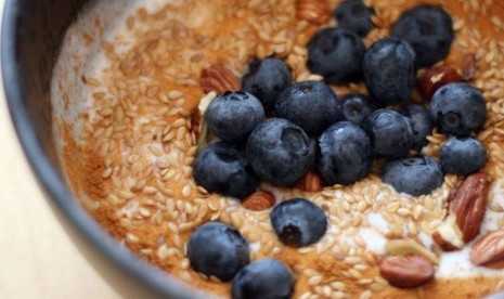 Yogurt dengan potongan buah blueberry. Buah-buahan jenis berry sangat bagus untuk meremajakan kulit sehingga bisa mencegah penuaan.