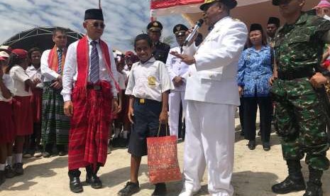 Yohanis Gama Marschal Lau (center) gets appreciation for his bravery and act of heroism by climbing a flag pole to adjusted the rope's position to enable the flag-hoisting team members to hoist the national flag during the 73rd Indonesia anniversary ceremony in Belu, East Nusa Tenggara province, Friday..