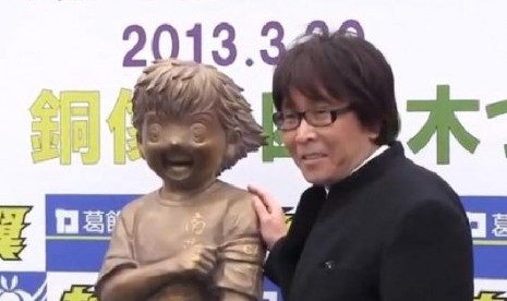 Yoichi Takahashi dan patung kartun ciptaanya Kapten Tsubasa