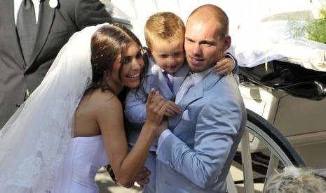 Yolanthe Cabau bersama Wesley Sneijder dan putranya.