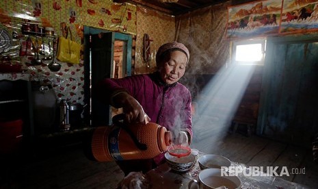 Yonghong membuat teh mentega  di desa Khom Altay di Wilayah Otonom Xinjiang Uighur, Cina.