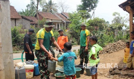 Yonif Para Raider 502 Kostrad bantu suplai air bersih.