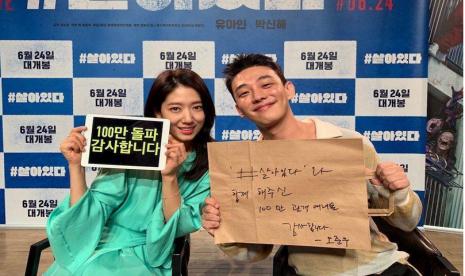 Yoo Ah In dan Park Shin Hye merayakan satu juta penonton film #ALIVE.