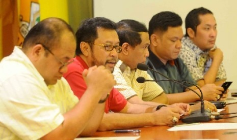 Yorrys Raweyai bersama Zainudin Amali, serta para pengurus Golkar versi Agung Laksono.