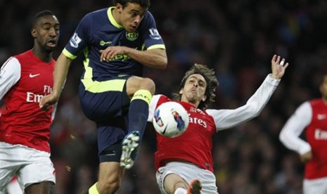  Yossi Benayoun, kanan, berusaha menghalau pemain Wigan Franco Di Santo menendang. Tendangan tersebut berbuah gol. Pertandingan berlangsung di Stadion Emirates London, Selasa (17/4) WIB.  