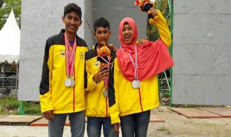 Yosua Laskaman Zalukhu (kiri), mahasiswa BSI, meraih juara dalam cabang panjat tebing di Porprov Sumbar tahun 2016.