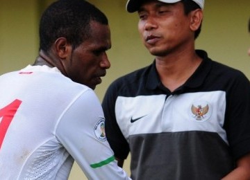 Yosua Pahabol (kiri) dengan pelatih timna u-21 widodo c putro