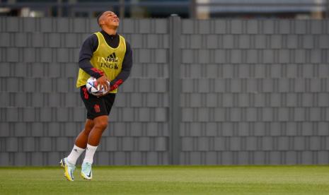 Pemain cadangan Aston Villa, Youri Tielemans.