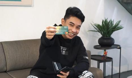  YouTuber milenial Fiki Naki mengatakan dirinya mendapat kesempatan menjajal berwisata ke luar negeri dengan fasilitas BNI Emerald.