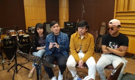 Yovie Widianto (kedua dari kiri) diapit Brisia Jody (kiri), Arsy Widianto, dan Rizky Febian (kanan) di sela latihan menuju konser Project Noah x Yovie Widianto and Friends.