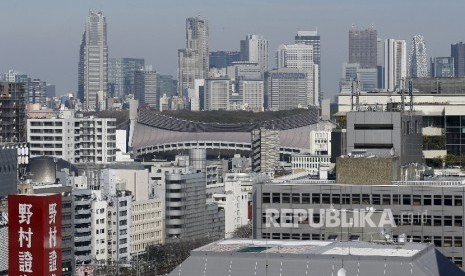 Yoyogi National Gymnasium, Gedung Pemerintah Metropolitan Tokyo, dan gedung pencakar langit lainnya di distrik Shinjuku