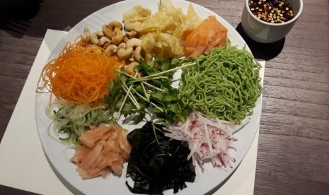 Yu Sheng racikan restoran makanan Cina halal Lei Lo di Jakarta.